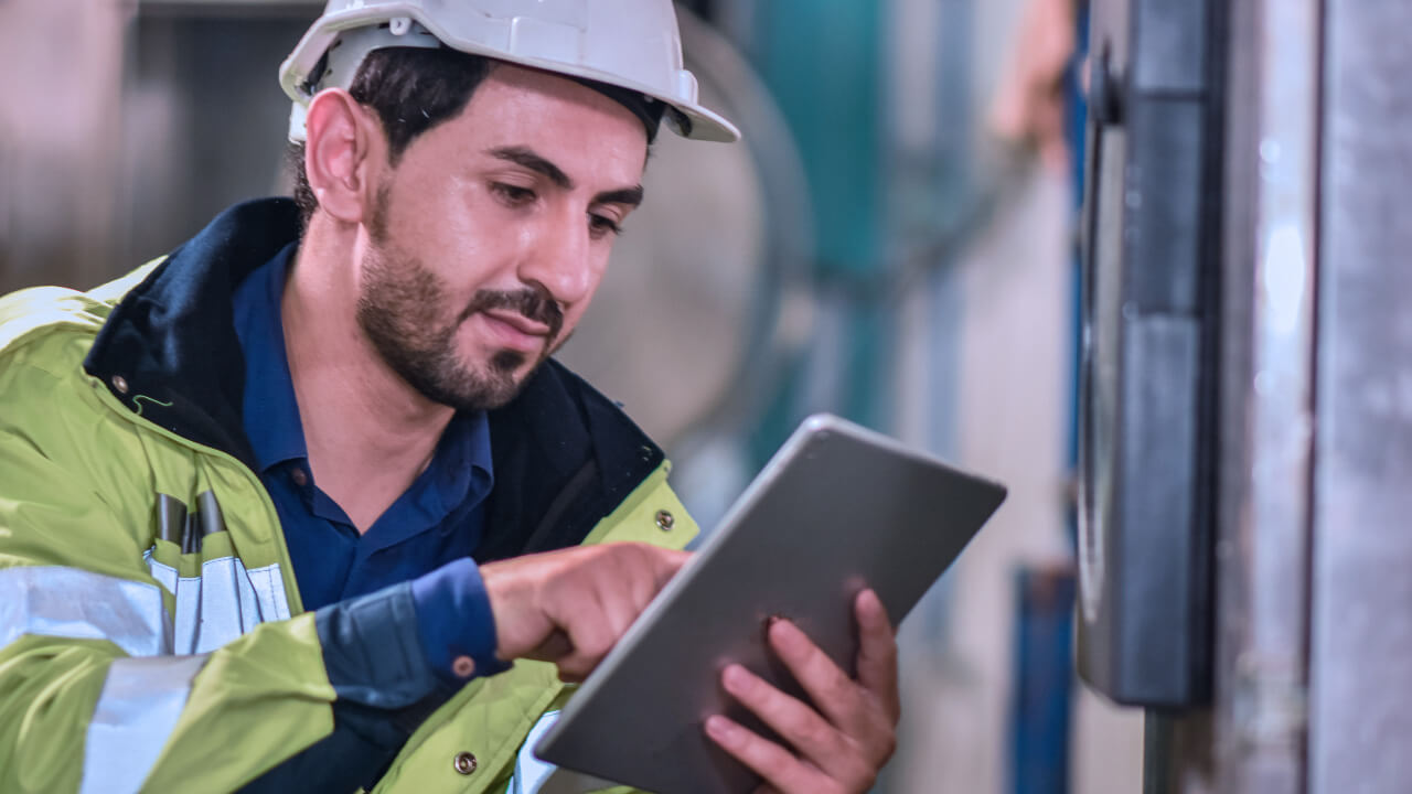 Novade-Part-L-compliance-worker-with-tablet HAVS assurance software jackhammer