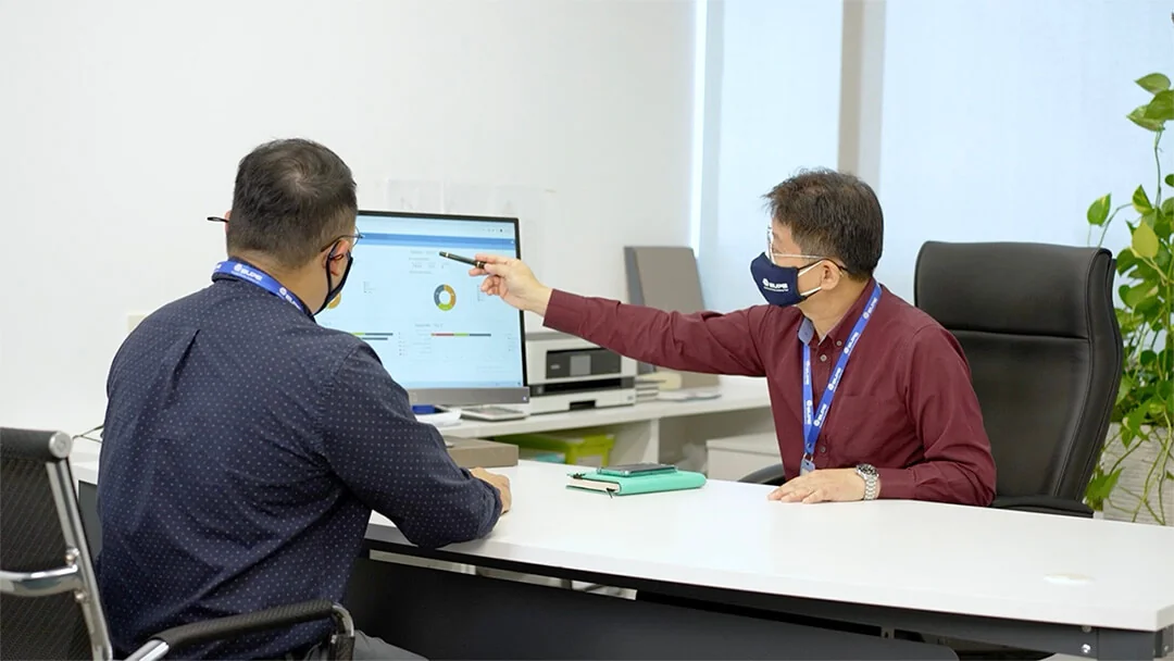 Two professionals discussing construction site data on Novade management platform
